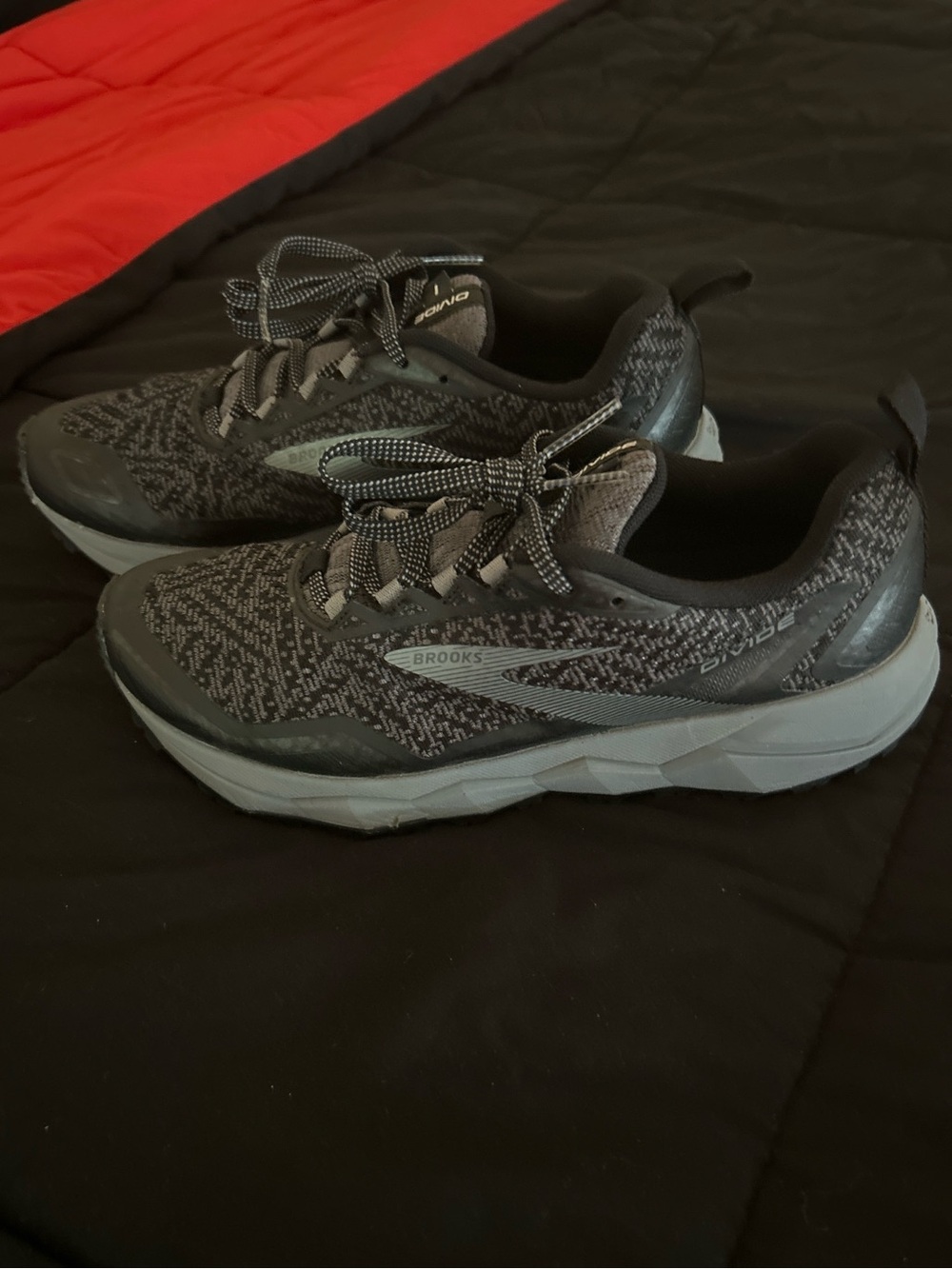 Brooks Mens Sz 7 Black and Gray Athletic Sneakers